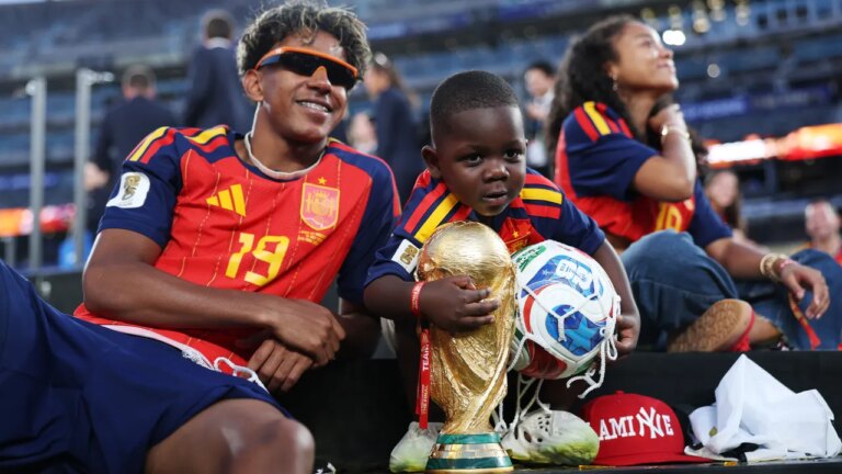 Le petit frère de Lamine Yamal se distingue lors de la Coupe du monde avec des performances remarquées.