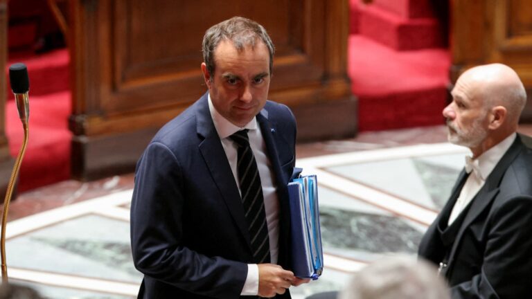 Sébastien Lecornu accuse les signataires de la motion de censure d’instrumentaliser les victimes de la canicule.