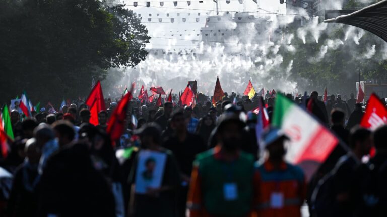 Guerre en Iran : procession funèbre d’Ali Khamenei à Téhéran attire une foule massive.