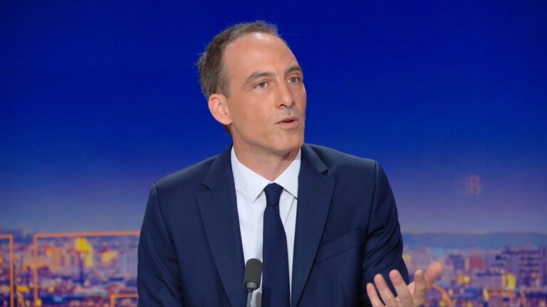 Raphaël Glucksmann critique la candidature de Marine Le Pen après sa condamnation en appel.