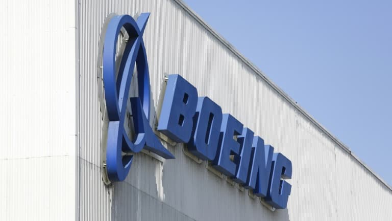 Boeing annonce des retards dans la livraison de l’avion 737 MAX en raison de problèmes techniques.