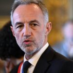 Emmanuel Grégoire, maire de Paris, critique la climatisation dans les bâtiments publics.