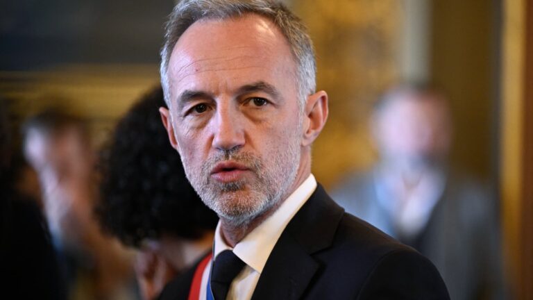 Emmanuel Grégoire, maire de Paris, critique la climatisation dans les bâtiments publics.