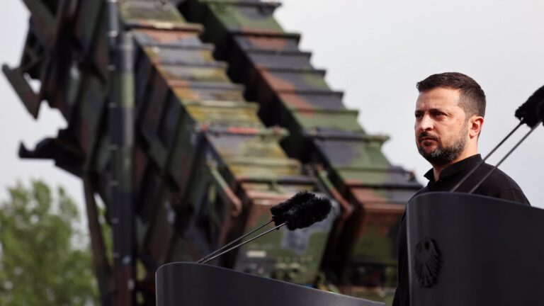 L’Ukraine obtient l’autorisation de produire des missiles Patriot, mais fait face à des défis majeurs.