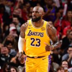 LeBron James réduit son salaire de 12 fois en signant avec les Sixers.