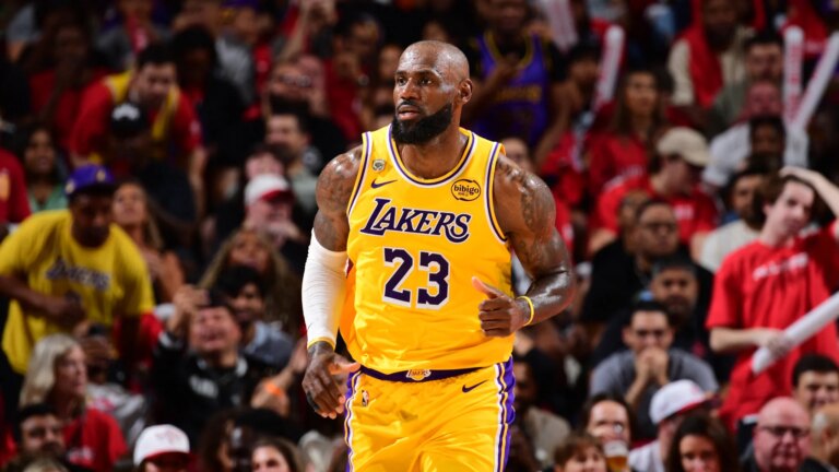 LeBron James réduit son salaire de 12 fois en signant avec les Sixers.