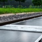 Des voies ferrées transformées en centrales solaires en Suisse pourraient inspirer la SNCF.