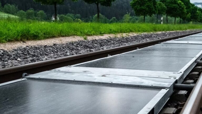 Des voies ferrées transformées en centrales solaires en Suisse pourraient inspirer la SNCF.