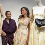 La reine Letizia d’Espagne porte une robe en soldes pour les 50 ans d’Adolfo Dominguez.