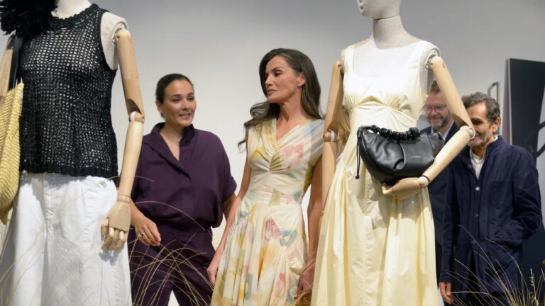 La reine Letizia d’Espagne porte une robe en soldes pour les 50 ans d’Adolfo Dominguez.