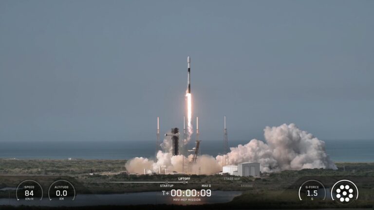 SpaceX déploie un drone de réparation de satellites avec bras robotiques de 3 mètres en orbite terrestre.