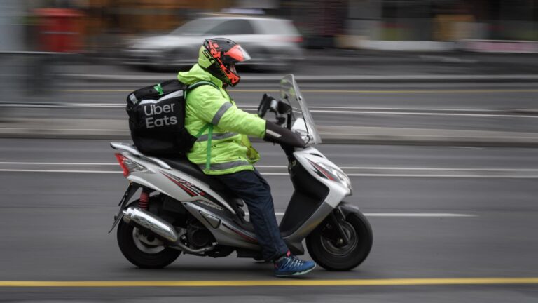 Chauffeurs Uber et livreurs Deliveroo requalifiés en salariés : députés luttent contre le faux travail indépendant.