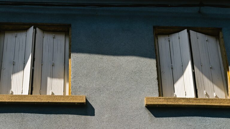 Pétition demande aux locataires de ne pas payer leur loyer sans volets dans les bouilloires thermiques.