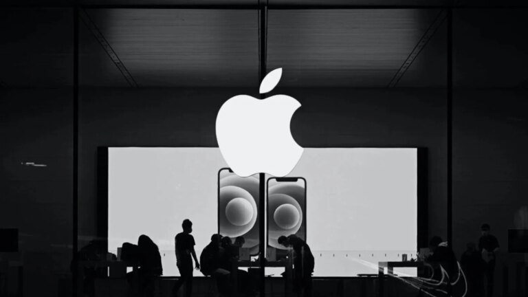 Apple introduit un micro au Genius Bar après le scandale lié à Siri.