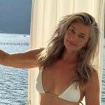 Une mannequin de 61 ans adopte une nouvelle perception de son corps après des années de complexes.