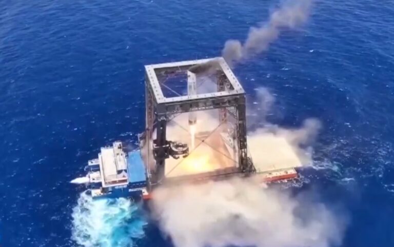 La Chine utilise un filet géant pour récupérer une fusée, défiant SpaceX.