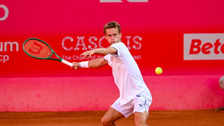 Van Assche remporte son premier titre ATP, renforçant la position du tennis français.