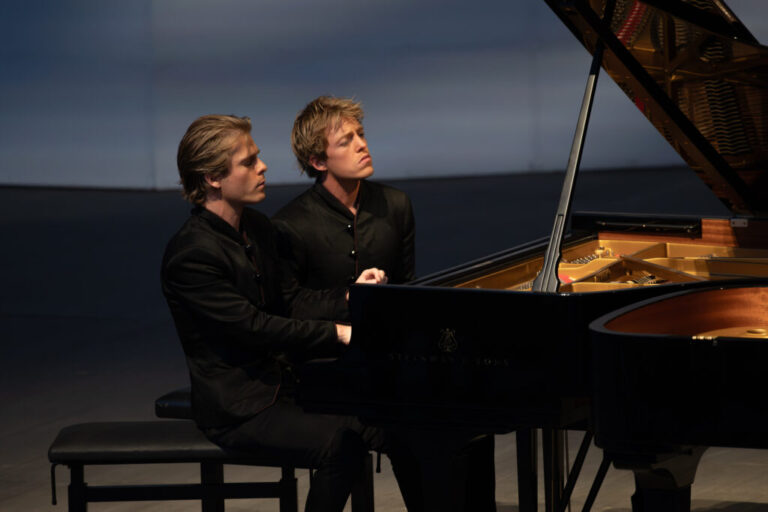 Festival de La Roque d’Anthéron : les frères Jussen interprètent un répertoire commun au piano.