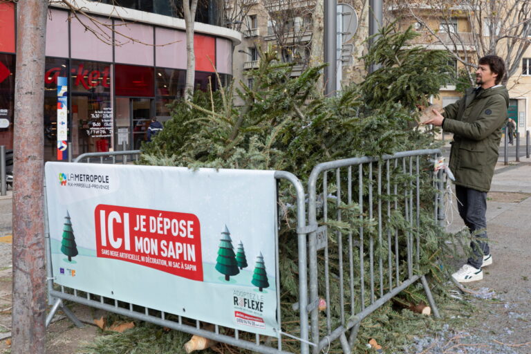 La Métropole recycle les sapins de Noël pour réduire les déchets et favoriser le compostage.