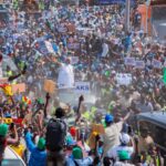 Macky Sall de retour à Dakar, accueilli par une foule de partisans.