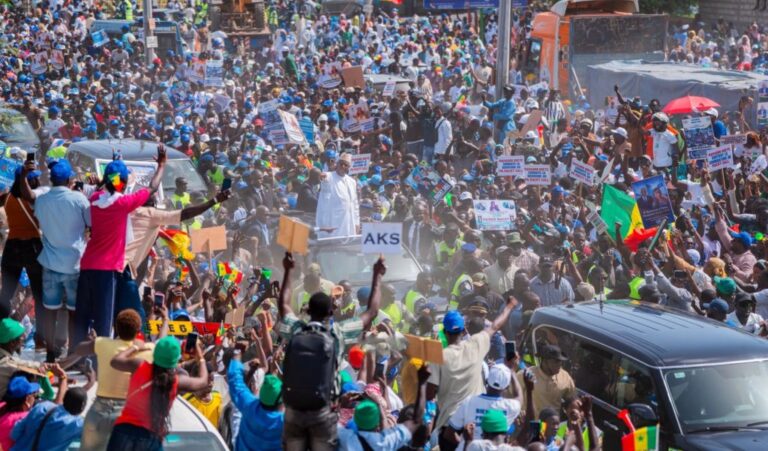 Macky Sall de retour à Dakar, accueilli par une foule de partisans.