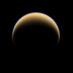 Des scientifiques découvrent une molécule mystérieuse sur Pluton et Titan, sans explication.