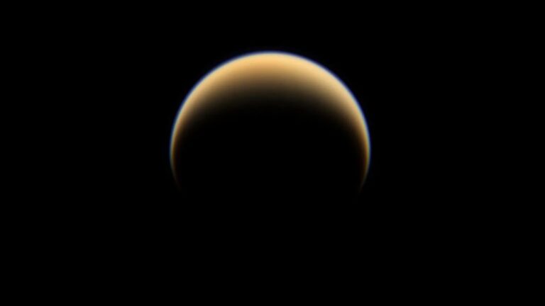 Des scientifiques découvrent une molécule mystérieuse sur Pluton et Titan, sans explication.