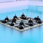 Des robots-bateaux construisent des structures flottantes au MIT pour la recherche maritime.