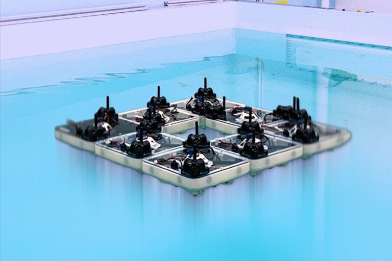 Des robots-bateaux construisent des structures flottantes au MIT pour la recherche maritime.