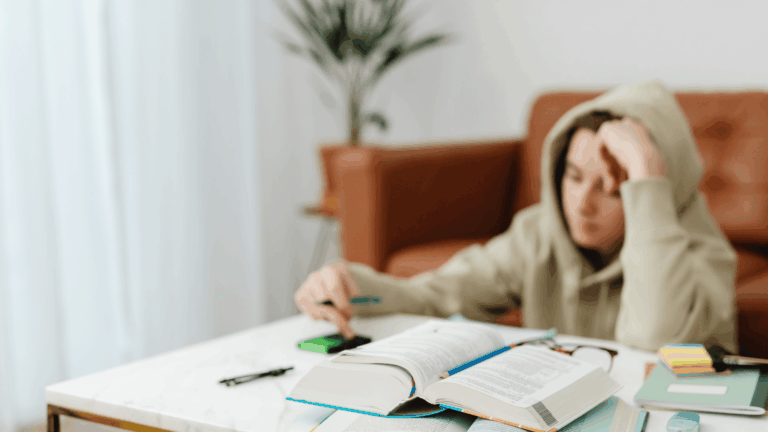 Santé mentale des étudiants : périodes de stress identifiées par des chercheurs universitaires.