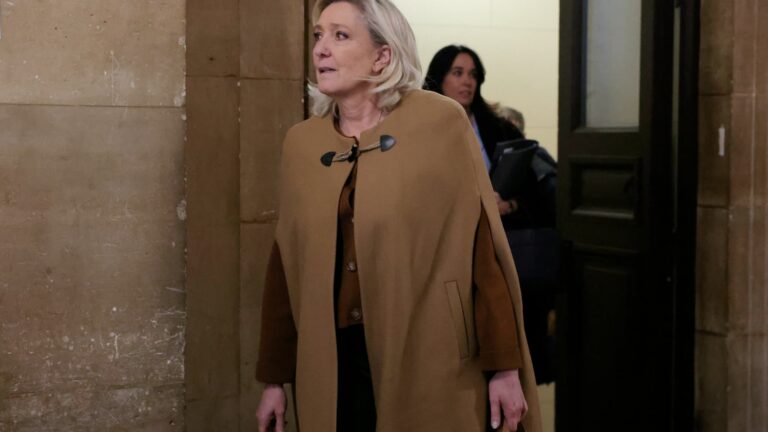 Affaire des assistants du FN : Marine Le Pen face à une possible inéligibilité.