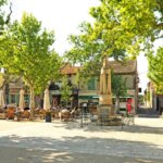 Flânerie et gastronomie à Maussane-les-Alpilles : un parcours estival à découvrir.