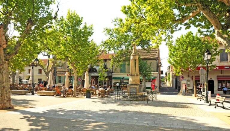 Flânerie et gastronomie à Maussane-les-Alpilles : un parcours estival à découvrir.