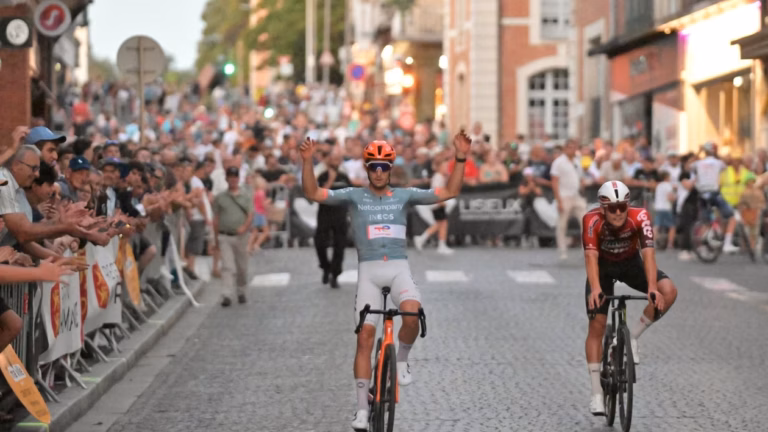Vauquelin remporte le Critérium de Lisieux devant Veistroffer après le Tour de France.