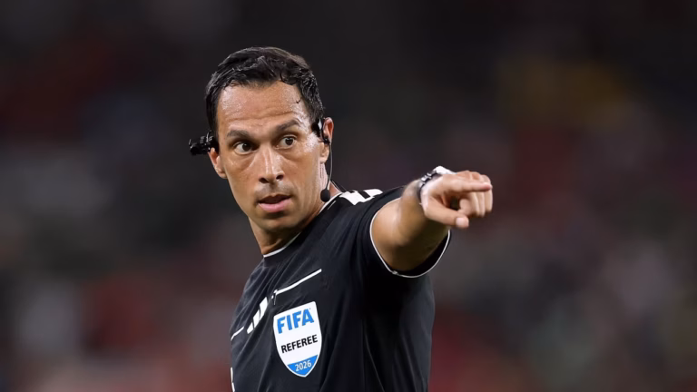 10 cartons rouges lors du match de Coupe du monde : Qui est Facundo Tello, l’arbitre argentin ?