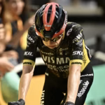 Jonas Vingegaard confronté à des difficultés lors d&rsquo;une étape clé du Tour de France.