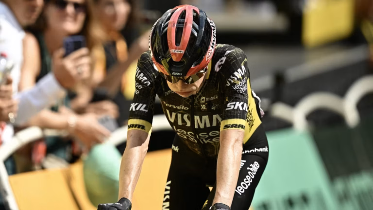 Jonas Vingegaard confronté à des difficultés lors d’une étape clé du Tour de France.