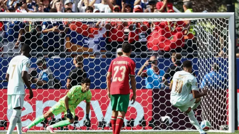 Mbappé retarde son tir de penalty lors du match contre le Maroc pour des raisons techniques.