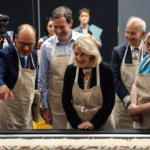Un atelier nantais réalise la table d’exposition de la Tapisserie de Bayeux pour les JO de Paris.