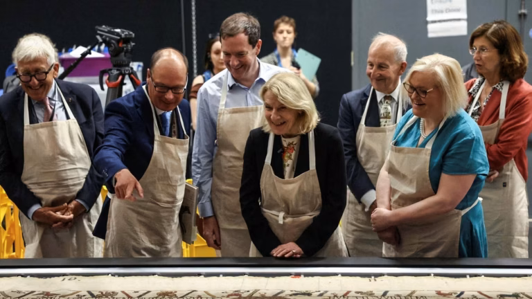 Un atelier nantais réalise la table d’exposition de la Tapisserie de Bayeux pour les JO de Paris.