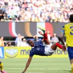Michael Olise brille lors du match de la Suède, orchestrant le jeu des Bleus.