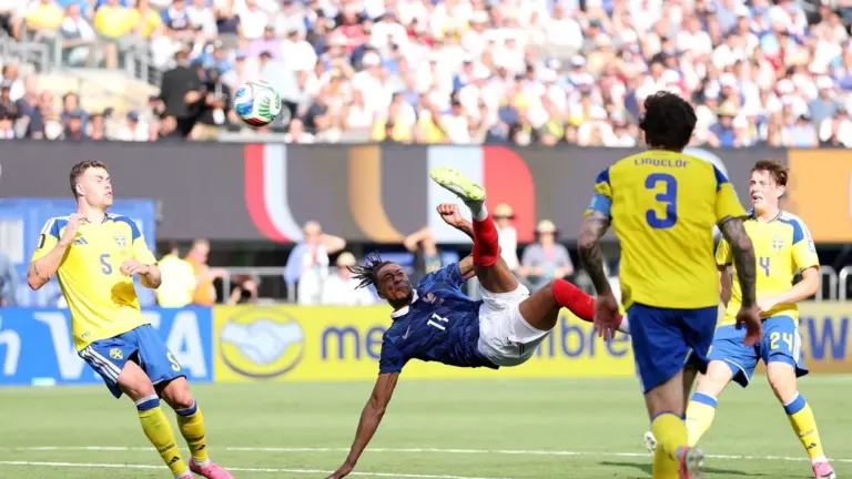 Michael Olise brille lors du match de la Suède, orchestrant le jeu des Bleus.