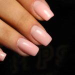La manucure discrète remplace les ongles extravagants dans les salons de beauté.