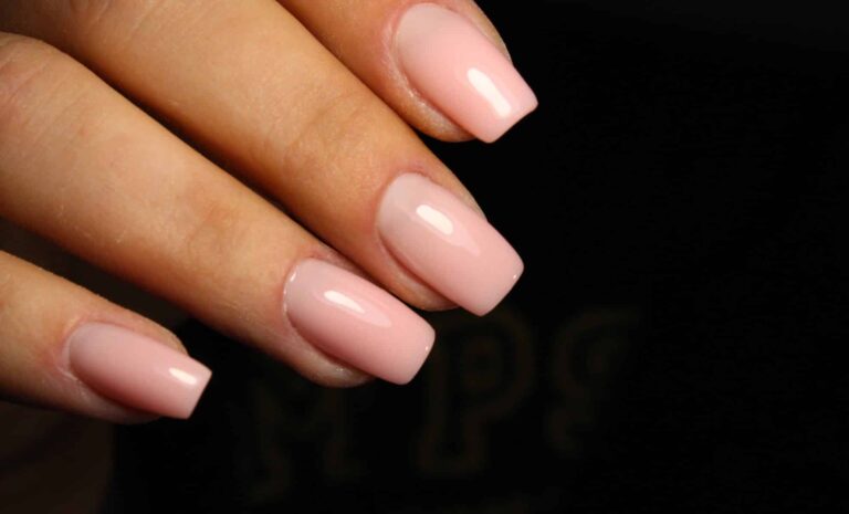 La manucure discrète remplace les ongles extravagants dans les salons de beauté.