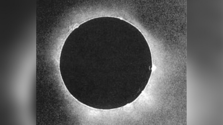 Première photographie d’une éclipse solaire totale réalisée par un daguerréotypiste prussien.
