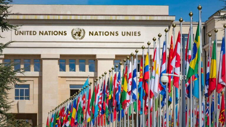 L’ONU publie un rapport indépendant sur l’IA : 40 scientifiques analysent ses enjeux.