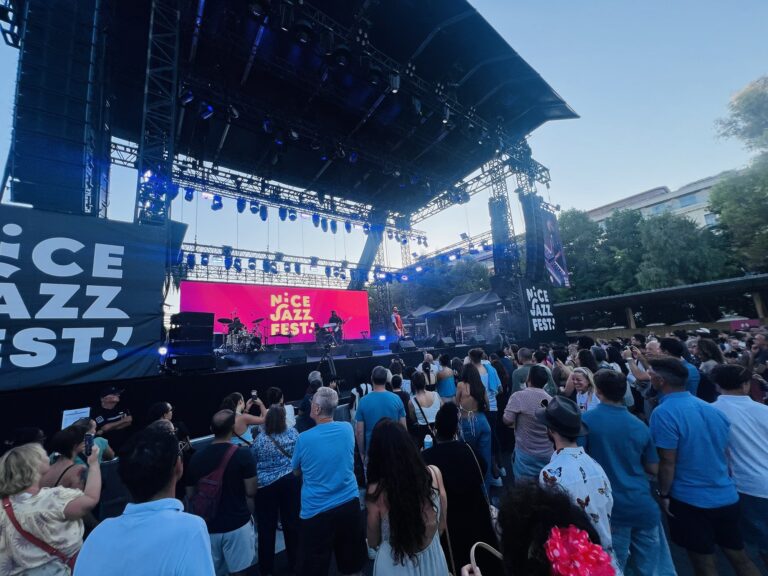 Nice Jazz Fest : Durand Bernarr, Noga Erez et Busta Rhymes se produisent à la Place Masséna.