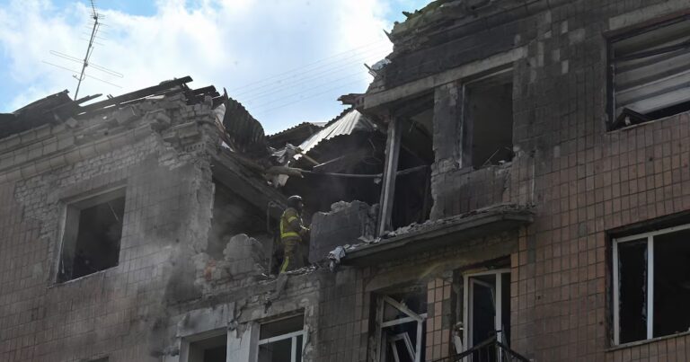 Explosions entendues à Kiev après une alerte aux missiles, les autorités en alerte.