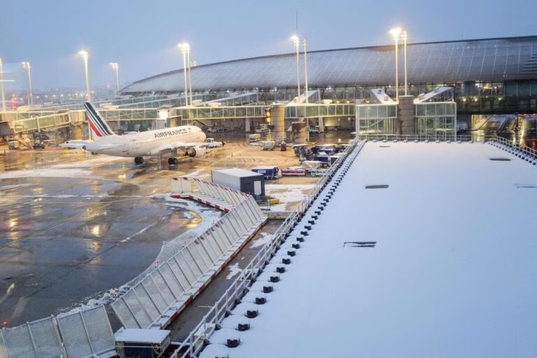 Plus de cent vols annulés dans les aéroports parisiens, perturbations signalées à Nice.