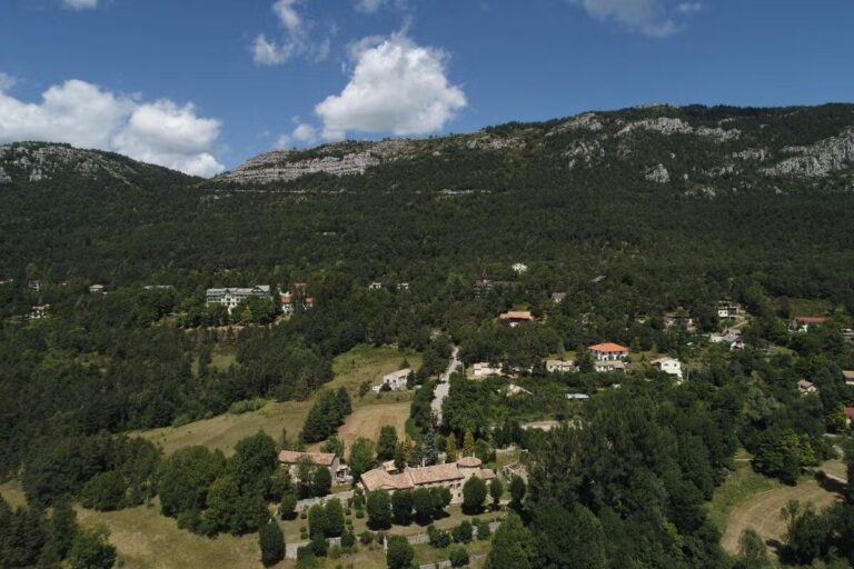 Côte d’Azur : une bévue des élus entraîne un coût de 100 000 euros pour une source d’eau.